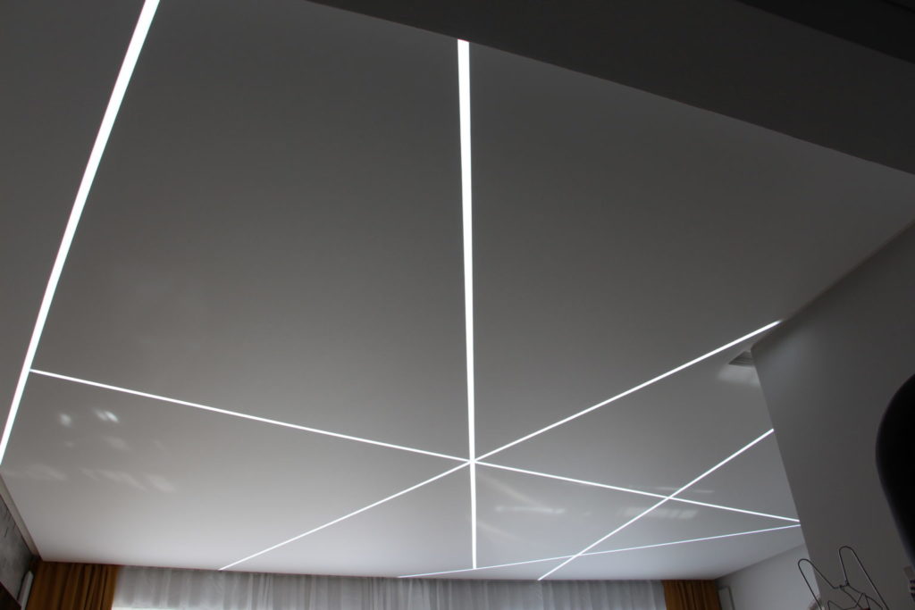 Spanndecken weiß mit Lichtleisten