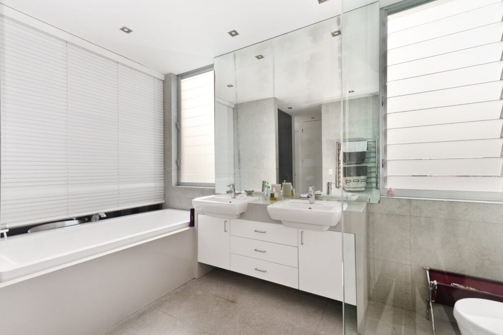Modern Bathroom in luxury Apartment