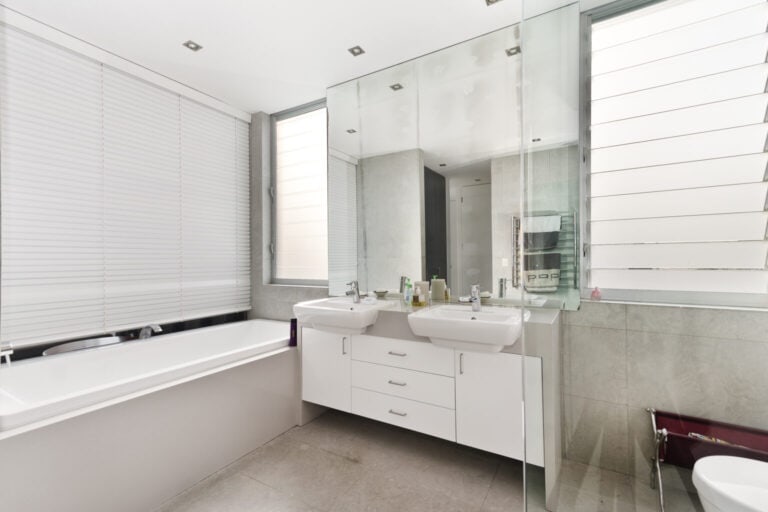 Modern Bathroom in luxury Apartment