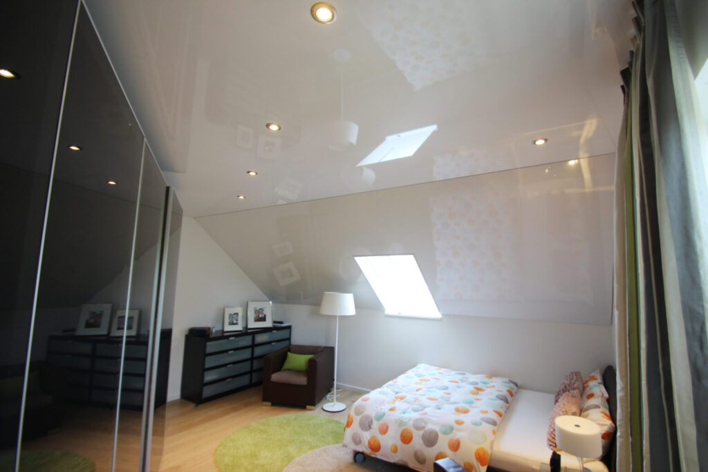Spanndecke HG weiss Schlafzimmer Dachschräge